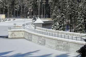Wegen Schnee und Eis: Mauerkrone der Talsperre Neunzehnhain II gesperrt - Die Mauerkrone der Talsperre Neunzehnhain II nahe Pockau-Lengefeld ist für Besucher vorübergehend gesperrt worden. 
