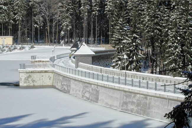 Wegen Schnee und Eis: Mauerkrone der Talsperre Neunzehnhain II gesperrt - Die Mauerkrone der Talsperre Neunzehnhain II nahe Pockau-Lengefeld ist für Besucher vorübergehend gesperrt worden. 