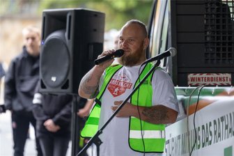 Wegen seines Wohnorts: Verliert Kandidat der Freien Sachsen seine Mandate? - Schmilka im Oktober 2023: Max Schreiber bei einer Aktion gegen Einwanderung.