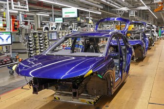 Wegen Sparplänen bei VW: Sachsens Landesregierung lädt Zulieferer zu geheimem Krisentreffen im Landkreis Zwickau - Montage im VW-Werk in Zwickau. Ab 2027 werden hier deutlich weniger Autos vom Band laufen – und damit auch weniger Zulieferteile benötigt.