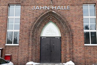 Wegen „Sportmilliarde“: Unerwarteter Startschuss für die Jahnturnhalle Wüstenbrand - Von außen ist die Jahnhalle in Wüstenbrand ein Hingucker. Doch es gibt schwere Mängel.