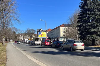 Wegen Staus: Bauampel-Phasen in Reichenbach nachjustiert - Stadtauswärts stauten sich die Fahrzeuge bis zur Friedensstraße zurück.