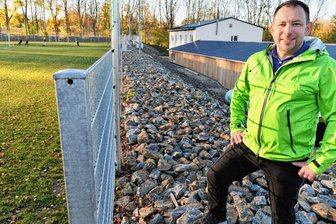 Wegen steigender Betriebskosten wird Sporttreiben teurer - Mirko Espig, Vorsitzender SV Linda, setzt sich für Warmluftkollektoren und Fotovoltaik-Module für die Dächer des Vereinsheims und der Kegelbahn ein.