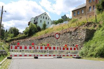 Wegen Steinschlaggefahr: Straße in Johanngeorgenstadt gesperrt - Die Karlsbader Straße in Johanngeorgenstadt ist seit Kurzem voll gesperrt.