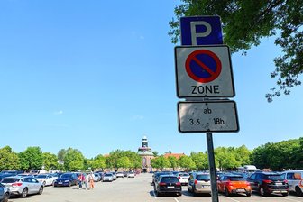 Wegen Sting-Konzert: Zwickaus größter Parkplatz ab Dienstagabend gesperrt – Pendler müssen umplanen - Ab Dienstagabend herrscht auf dem Platz der Völkerfreundschaft Parkverbot.