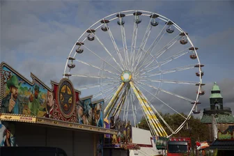 Wegen Stromausfällen auf Volksfest im Frühjahr: Zwickau geht Elektroproblem an - Für das Riesenrad reicht der Strom auf dem Platz der Völkerfreundschaft, für größere Stromabnehmer nicht.