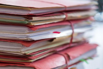 Wegen Subventionsbetrug vor Gericht: Hat Bildungsträger aus dem Vogtland doppelt kassiert? - Berge von Akten hat der Bildungsträger für das Beantragen von Fördermitteln angehäuft. Ein Dschungel, der schwer zu bewältigen ist, sagt die Angeklagte. Nun steht ein Fördermittelbetrug im Raum.