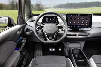 Wegen Tempomat: Mann schrottet seinen VW auf der B 93 nahe Zwickau - Blick auf das Lenkrad eines VW, von dem aus auch der Tempomat eingestellt werden kann.