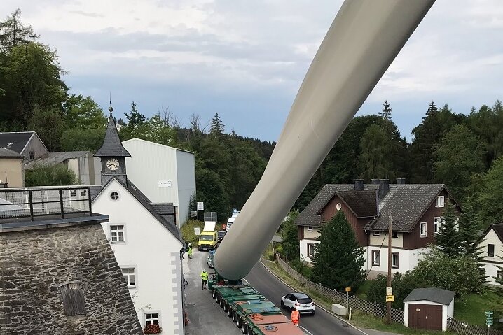 Wegen Transport von Windkraftanlage: Bundesstraße 101 für 30 Stunden gesperrt - Im Juli führte der Windkrafttransport ebenfalls durch Kalkwerk (Archivfoto).