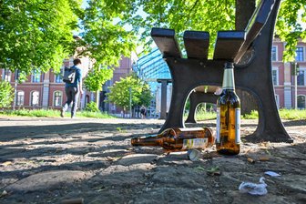 Wegen Trinkergruppen: Vor der Chemnitzer Sachsen-Allee gilt bald ein Alkoholverbot - Im Park vor der Sachsen-Allee ist demnächst das Trinken von Alkohol verboten.