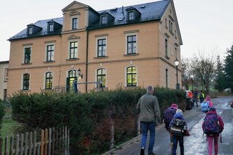 Wegen Überkapazität: Studie gegen den Erhalt der Grundschule Venusberg diskutiert - Montagmorgen, 7.15 Uhr: Viele Eltern bringen ihre Kinder zur Grundschule in Venusberg. Die einen freuen sich nach dem Wochenende mehr, die anderen etwas weniger, dass der Unterricht wieder losgeht. 
