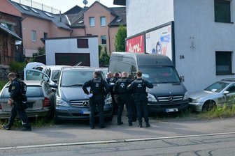 Wegen Umweltgefährdung: Razzia auf Autofriedhof von Zwickauer Ex-Kommunalpolitiker - Polizeibeamte untersuchen, ob sich noch Betriebsflüssigkeiten in den Fahrzeugen befinden.