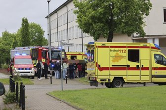 Wegen unbekannter Substanz: Schule in Chemnitz evakuiert - Schüler der Diesterweg-Oberschule warten während des Einsatzes am Dienstagvormittag vor dem Gebäude.