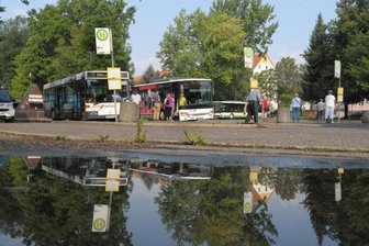 Wegen Unfällen wird Busplatz in Hartmannsdorf erneuert - Der Busplatz in Hartmannsdorf ist nicht mehr zeitgemäß. Da der Fahrbahnbelag kaputt ist, bleiben die Pfützen. Die Borde an den Wartebereichen entsprechen nicht mehr den Anforderungen der Niederflur-Busse. Der Gemeinderat will morgen über eine Sanierung abstimmen.
