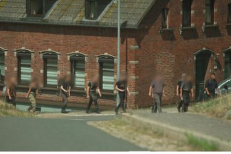 Wegen Verbindungen in die Neonazi-Szene: Zwickauer AfD-Stadtrat soll aus Jugendbeirat abberufen werden - Neonazis auf einer Wanderung in der Nähe von Zwickau. Der Ausflug kann als Gründungstreffen einer neuen rechtsextremen Verbindung verstanden werden. Mit dabei: AfD-Stadtrat Julian Bader.