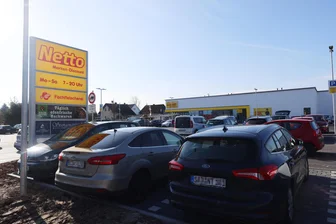 Wegen Verkehrsspiegels an der B 175 in Werdau prüft jetzt das Landesamt für Straßenbau - Beim Herausfahren vom Netto-Parkplatz in der Werdauer Sorge auf die B 175 wünschen sich Kunden mehr Sicherheit.