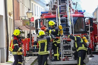 Wegen verkohlter Wurst ausgerückt - Die Zschopauer Feuerwehr mit ihrer Drehleiter. Bei diesem Einsatz im Juni 2020 drohte ein Feuer in einer Dachgeschosswohnung der Rudolf-Breitscheid-Straße auf den Dachstuhl und damit auf benachbarte Gebäude der historischen Altstadt überzugreifen. Sechs Kinder, die sich allein in der Wohnung befanden, konnten Nachbarn noch vor dem Eintreffen der Kameraden in Sicherheit bringen.