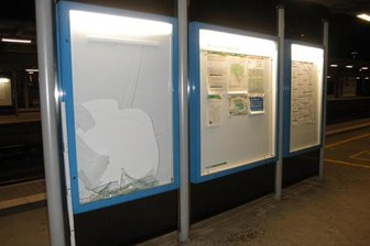 Wegen verpasstem Zug: 20-Jähriger zerstört Schaukasten am oberen Bahnhof -