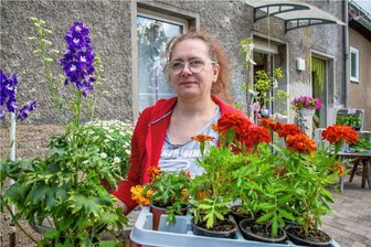 Wegen Vollsperrung der B 173 bei Flöha: Blumengeschäft schließt vorübergehend - Bianca Ulbrich führt seit 20 Jahren das Blumengeschäft „Kreaflor“ an der Bundesstraße 173. Normalerweise dekoriert sie mit üppigem Blumenschmuck. Wegen der Baustelle fehlt der Durchgangsverkehr und sie musste ihr Angebot einschränken.