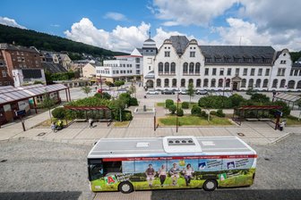 Wegen Vollsperrung wichtiger Straße: RVE verlegt Busbahnhof im Erzgebirge - Das müssen Fahrgäste wissen - Blick auf den Busbahnhof am Postplatz in Aue. Dieser muss nun umziehen.