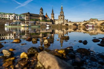 Wegen Wassermangel: Gräbt Berlin Sachsen jetzt die Elbe ab? - Heiße und trockene Sommer sorgen wie hier in Dresden im Jahr 2022 immer wieder für niedrige Pegelstände. Pläne zu einem Elbe-Überleiter zur Spree, um die Wassernot in der Lausitz und in Berlin zu beseitigen, macht Flussanrainern von Dresden bis Hamburg deshalb Angst.