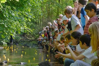 Wegen Wetterprognosen: Diese Kindertagspartys fallen im Vogtland ins Wasser - Entenrennen im Hofaupark Auerbach: Wegen angesagten Unwetters fällt der beliebte Wettbewerb 2024 ins Wasser.
