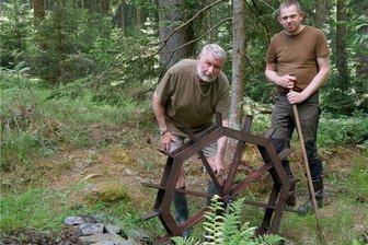 Wegewart hat Besonderes wie ein Wasserrad im Blick - Gemeinsam mit Ortschronist Jan Hartmann (rechts) hat Wanderwegewart Karl-Heinz Ficker ein Wasserrad beim Rastplatz am Brückenweg so eingerichtet, dass es sich wieder dreht. 