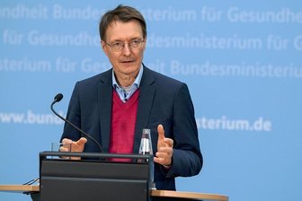 Wegfall der Quarantänepflicht - Lauterbach erntet harsche Kritik - Schwierige Zeiten für Karl Lauterbach. Der Gesundheitsminister hat sich nicht nur wegen der Aufhebung der Quarantänepflicht heftiger Kritik zu erwehren. 