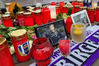 Weggefährten zum Tod von Trainer-Ikone Gerd Schädlich: "Er ist viel zu zeitig gegangen" - Am Erzgebirgsstadion haben Fans des FC Erzgebirge Aue zum Gedenken an Gerd Schädlich Blumen abgelegt sowie Fotos und Kerzen aufgestellt.