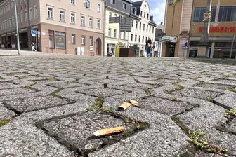 Weggeworfene Zigarettenkippe kann in Reichenbach künftig teuer werden - Wie hier am Kölbelschen Eck sind im Reichenbacher Stadtzentrum überall weggeworfene Zigarettenstummel zu sehen. Ab 2026 kann das teuer werden, wenn man erwischt wird.