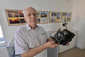 „Weglassen ist die größte Kunst“ – Ausstellung im Erzgebirge zeigt Fotos und Kameras - Bernhard Wagner aus Seifersdorf zeigt analoge Kameras.
