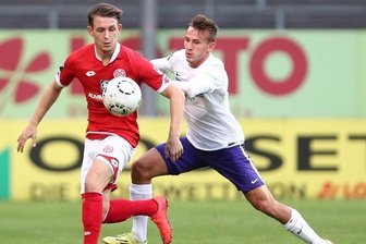 Wegner hat den Sieg für Aue auf dem Fuß - Marc Wachs (links) und Aues Flügelspieler Simon Skarlatidis kämpfen beim 1:1-Unentschieden um den Ball.