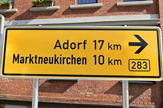 Wegweiser nach „Marktneukirchen“ sorgt im Vogtland für Spott: Neues Schild ist bestellt - Nach „Marktneukirchen“ statt nach „Markneukirchen“: Das Schild in Zwota ist Gesprächsthema in der Region.