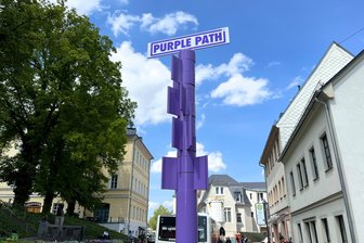 Wegweiser zum Purple Path in Hainichen: Wo sind die Schilder? - Der neue Mast zum Purple Path in Hainichen. Seit ein paar Tagen fehlen alle Schilder.