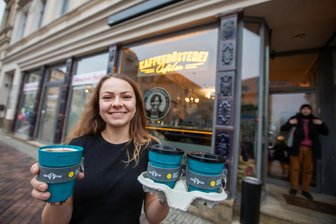Wegwerfbecher sind passé: Warum dieses Café in Plauen jetzt ausschließlich auf Pfand- und Mehrwegbehälter setzt - Alina West verkauft in der Neuen Kaffeerösterei nur noch To-Go-Getränke in Mehrweg- oder Pfandbechern.