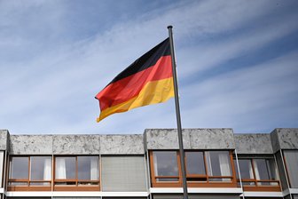 Wehen bald Deutschlandflaggen vor Schulen im Erzgebirge? Vorstoß der AfD stößt auf Kritik - Die AfD will, dass vor Dienstgebäuden und Liegenschaften des Erzgebirgskreises die Nationalflagge weht.