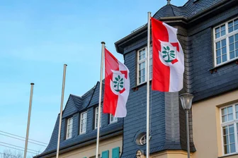 Wehen künftig neben der Gemeindeflagge auch Deutschland- und Regenbogenflagge am Callenberger Rathaus? - An normalen Tagen soll wie schon bisher nur die Gemeindeflagge gehisst werden.