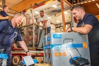 Wehr fährt Spenden in Flutgebiete - Karsten Moos, Marcel Steyer, Marco Schaffarschick und Julius Amrhein (von links) haben die Spenden verladen.