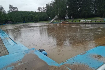 Wehranlagen gegen braune Flut in Reumtengrün - Im Freibad Reumtengrün hatten Unwetter schwere Verwüstungen angerichtet.