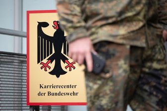 Wehrdienst: Fragebogen beantwortet - wie geht es weiter? - Im Karrierecenter durchlaufen Bewerber die medizinische Musterung und weitere Eignungstests.