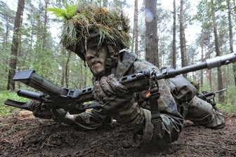 Wehrdienstgesetz: Salami-Taktik statt langfristige Strategie - Ein Wehrpflichtiger in der Grundausbildung des PzGrenLehrBtl 92 (Panzergrenadierlehrbataillon) bewegt sich auf dem Truppenübungsplatz in einem Wald bei Munster durch das Gelände.