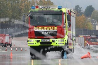 Wehren der Oelsnitzer Partnerstadt auf Sachsenring - Auf dem Sachsenring werden spezielle Trainings für Feuerwehren angeboten. Am Samstag nutzen dies Wehren aus Tschechien.
