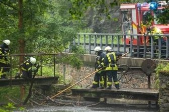 Wehren unterstützen erneut Suchaktion - Feuerwehrleute kontrollierten erneut Wehre auf der Suche nach dem Vermissten.