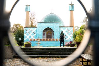 Wehrhafter Staat braucht auch wehrhafte Bürger - Ein Polizist während einer Razzia auf dem Gelände des Islamischen Zentrums Hamburg mit der Blauen Moschee.