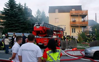 Wehrleiter: Keine längeren Wege bei Bränden - 
              <p class="artikelinhalt">Der spektakulärste Einsatz der Limbach-Oberfrohnaer Feuerwehr im vorigen Jahr: Bei einem Kellerbrand in einem Sechs-Familien-Haus an der Goethestraße konnten am 26. Juni alle 17 Bewohner, darunter 4 Kinder, gerettet werden. 60 Feuerwehrleute waren im Einsatz.</p>
            