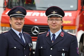 Wehrleiter: Nach 33 Jahren ist Schluss - Der alte und der neue Wehrleiter von Schönberg: Gerd Scholz (links) übergibt die Verantwortung an Steffen Gräfe. 