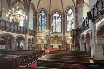 Wehrpflicht-Diskussion: Kirchenbezirk im Erzgebirge ruft zum Friedensgebet - Der Altarraum der Nicolaikirche Aue. Dort findet am Montag ein Friedensgebet statt.
