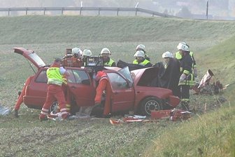 Rettungskräfte mussten den eingeklemmten 57-jährigen VW-Fahrer aus seinem Auto bergen.