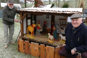 Weißbacher Krippenweg nimmt immer größere Ausmaße an - Zusammen mit Hartmut Lehmann hat Ortsvorsteher Günter Müller (rechts), zugleich Initiator des Krippenwegs, diese Krippe in Mini-Weißbach gebaut. Sie ist Start- und Zielpunkt der faszinierenden Tour. 