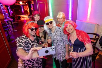 Weiberfasching beim Freiberger Karnevalsklub: Männerverbot mit Ausnahmen - Einige Gäste konnten sich schon recht gut in die ihre weibliche Rolle einfühlen.